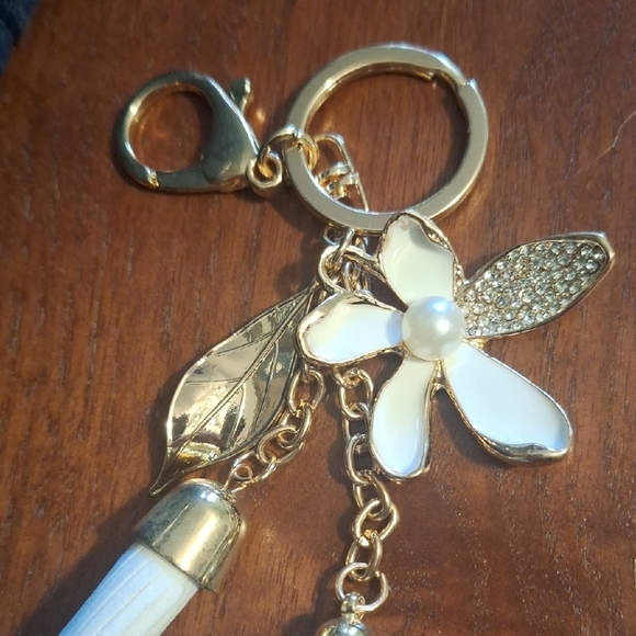 Amazon Essentials Gold and White Flower Keychain - Picture 4 of 6
